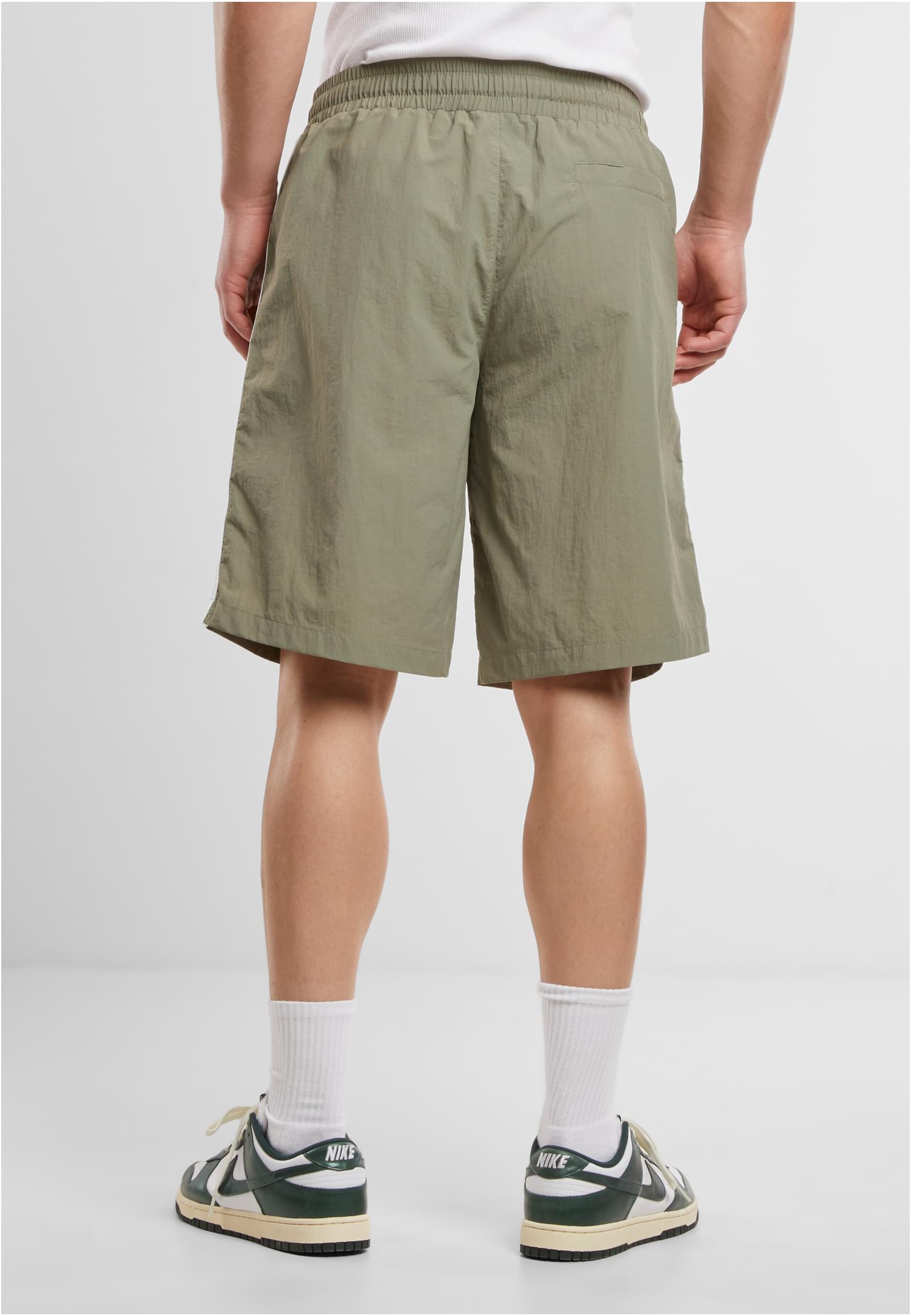 Urban Classics Pantaloncini Board With Patched Stripe paleolive