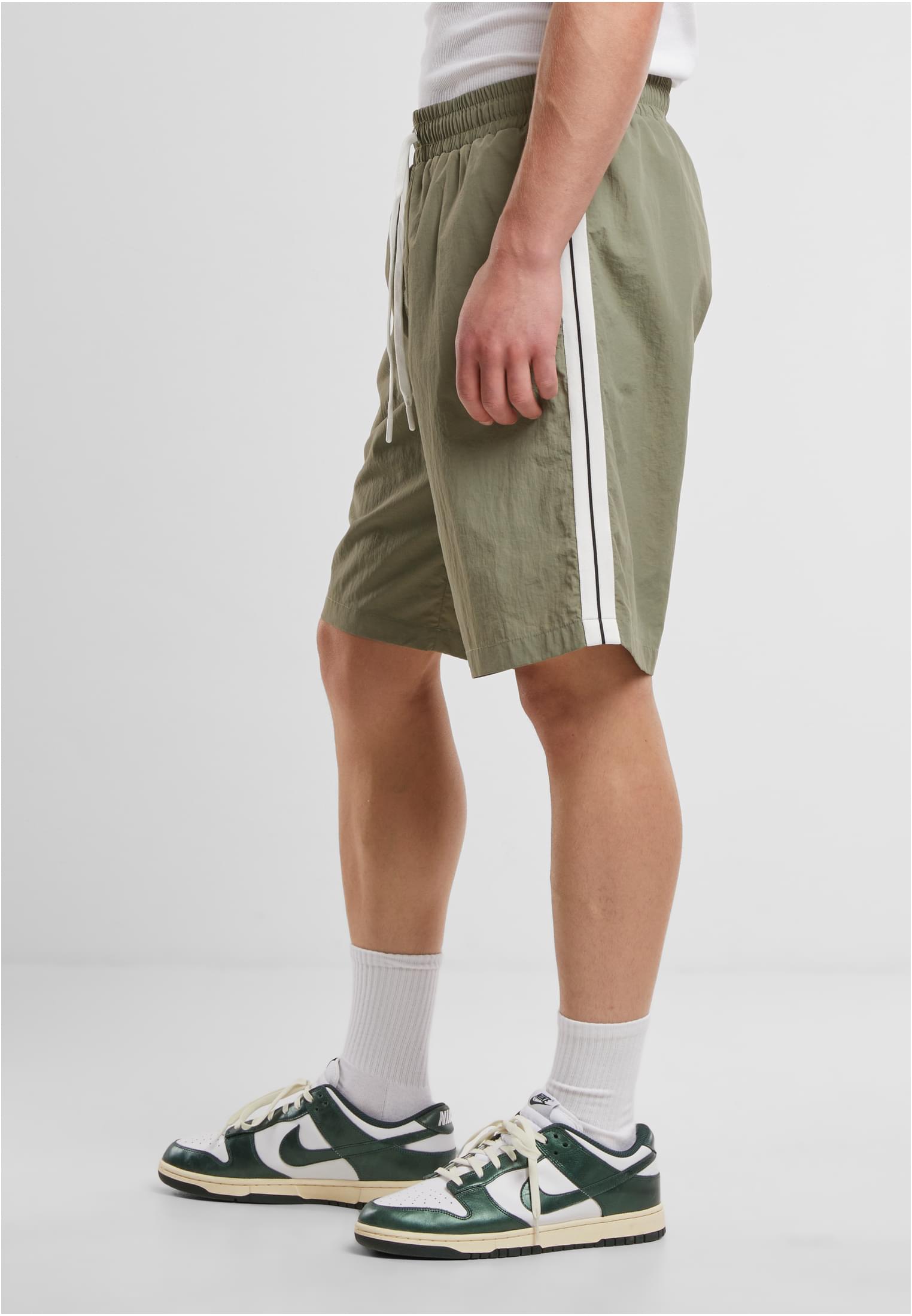 Urban Classics Pantaloncini Board With Patched Stripe paleolive