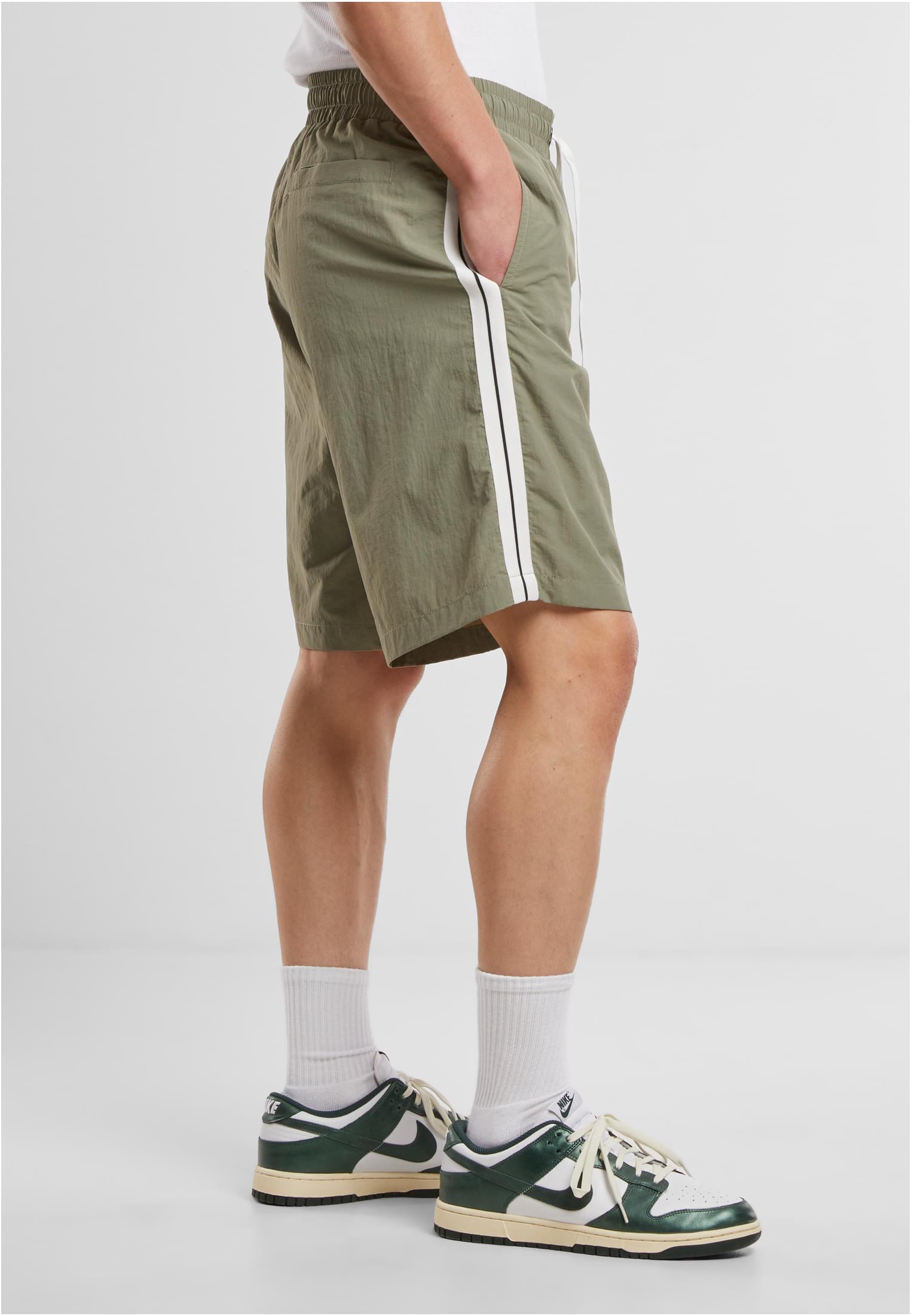 Urban Classics Pantaloncini Board With Patched Stripe paleolive